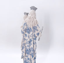 Cargar imagen en el visor de la galería, Virgen Maria Auxiliadora Lirio