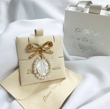 Load image into Gallery viewer, Pin de Lazo con Medalla de la Virgen María en Madre Perla y Bisel Oro 14k