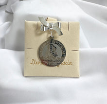 Load image into Gallery viewer, Pin de Lazo con Medalla Italiana de la Virgen de Schoenstatt en Plata Esterlina