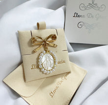 Load image into Gallery viewer, Pin de Lazo con Medalla de la Virgen María en Madre Perla y Bisel Oro 14k