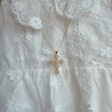 Cargar imagen en el visor de la galería, Cadena Cruz Floreada, baño en Oro 18k
