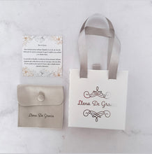 Cargar imagen en el visor de la galería, Virgen Maria, Madre Perla y Oro 18K