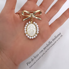 Load image into Gallery viewer, Pin de Lazo con Medalla de la Virgen María en Madre Perla y Bisel Oro 14k