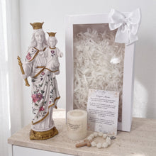 Load image into Gallery viewer, Figura de Virgen María en decoupage, con flores, caja de regalo, vela, denario y oracion