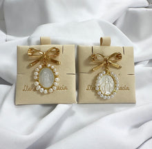 Load image into Gallery viewer, Pin de Lazo con Medalla de la Virgen María en Madre Perla y Bisel Oro 14k