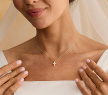 Cargar imagen en el visor de la galería, Mini cruz de perlas, Oro 18k