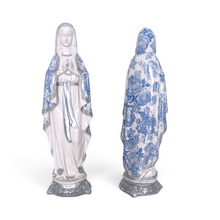 Load image into Gallery viewer, Virgen de Lourdes Lirio, figura religiosa pintada a mano | Llena de Gracia Ecuador