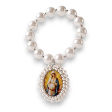 Cargar imagen en el visor de la galería, Bendición de hogar Llena de Gracia con medalla de la Virgen de la Dulce Espera bordada en perlas blancas