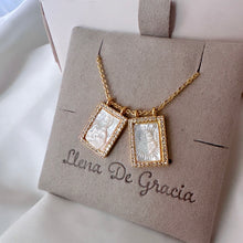Load image into Gallery viewer, Mini Escapularios Jesús y Sagrado Corazón, Madre Perla Oro 18K