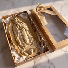 Load image into Gallery viewer, Regalo para matrimonio catolico. Cada con figura de virgen en colores sepios
