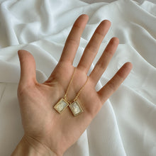 Load image into Gallery viewer, Mini Escapularios Jesús y Sagrado Corazón, Madre Perla Oro 18K