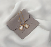 Load image into Gallery viewer, Cadena con Mini Escapularios en Madre Perla y Baño de Oro 14K