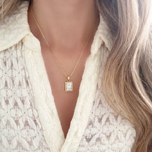Cargar imagen en el visor de la galería, Mini Escapulario Sagrado Corazón Oro 18k | Llena de Gracia Ecuador