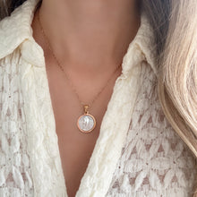 Cargar imagen en el visor de la galería, Virgencita Rezando Oro 14k | Llena de Gracia Ecuador