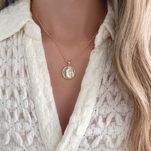 Cargar imagen en el visor de la galería, Virgencita Rezando Cristal Oro 18k | Llena de Gracia Ecuador