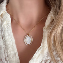 Cargar imagen en el visor de la galería, Virgen de Guadalupe Madre Perla Oro 18k | Llena de Gracia Ecuador