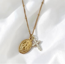 Cargar imagen en el visor de la galería, Cadena Camelia Oro 18k | Llena de Gracia Ecuador