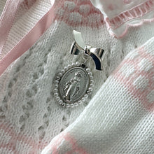 Load image into Gallery viewer, Pin de Lazo Medalla Virgen María Plata | Llena de Gracia Ecuador
