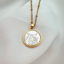 Cargar imagen en el visor de la galería, Cadena de San Miguel Arcángel en Madre Perla | Bañada en Oro 14K