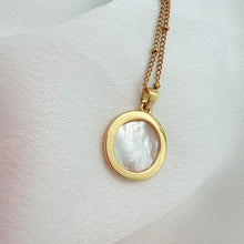 Cargar imagen en el visor de la galería, Cadena de San Miguel Arcángel en Madre Perla | Bañada en Oro 14K