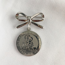 Load image into Gallery viewer, Pin de Lazo con Medalla Italiana de la Virgen de Schoenstatt en Plata Esterlina