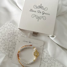 Cargar imagen en el visor de la galería, Pulsera de Virgen Maria Camelia