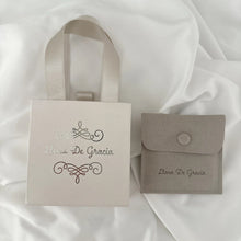 Cargar imagen en el visor de la galería, Virgencita Rezando, Cristal y Oro 18k