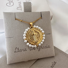 Load image into Gallery viewer, Cadena con dije de San Benito chapada en Oro 14k y perlas