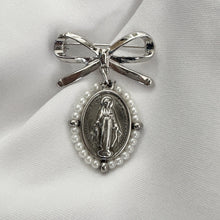 Load image into Gallery viewer, Pin de Lazo con Medalla de la Virgen María, Plata