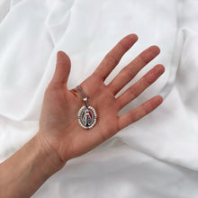Cargar imagen en el visor de la galería, Cadena con Medalla de la Virgen María, Plata 925