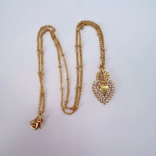 Cargar imagen en el visor de la galería, Cadena con Sagrado Corazón, Mini cristales