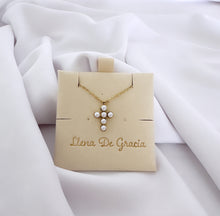 Load image into Gallery viewer, Cadena con cruz de perlas naturales en baño de Oro 14k