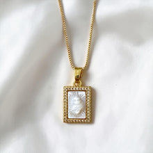 Cargar imagen en el visor de la galería, Mini Escapulario Sagrado Corazón Oro 18k | Llena de Gracia Ecuador