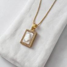 Cargar imagen en el visor de la galería, Mini Escapulario Sagrado Corazón Oro 18k | Llena de Gracia Ecuador