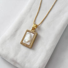Cargar imagen en el visor de la galería, Mini Escapulario Sagrado Corazón, Oro 18K