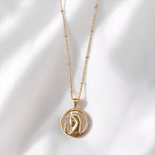 Cargar imagen en el visor de la galería, Virgencita Rezando Cristal Oro 18k | Llena de Gracia Ecuador