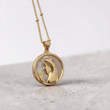 Cargar imagen en el visor de la galería, Virgencita Rezando Cristal Oro 18k | Llena de Gracia Ecuador