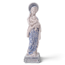 Load image into Gallery viewer, Figura de la Virgen de la Salud diseño Lirio, pintada a mano, de Llena de Gracia
