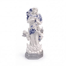 Cargar imagen en el visor de la galería, Figura de la Virgen Desatanudos en tonos celeste, pintada a mano, de Llena de Gracia