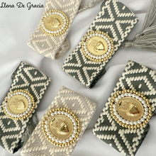 Load image into Gallery viewer, Pulsera Tejida con Dije del Sagrado Corazón en Baño de Oro