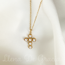 Load image into Gallery viewer, Cadena con cruz de perlas naturales en baño de Oro 14k