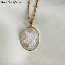 Cargar imagen en el visor de la galería, Cadena de San Miguel Arcángel en Madre Perla | Bañada en Oro 14K