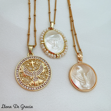 Load image into Gallery viewer, Cadena con dije Espíritu Santo, Mini cristales