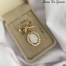Load image into Gallery viewer, Pin de Lazo con Medalla de la Virgen María en Madre Perla y Bisel Oro 14k