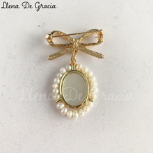Load image into Gallery viewer, Pin de Lazo con Medalla de la Virgen María en Madre Perla y Bisel Oro 14k