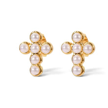Cargar imagen en el visor de la galería, Aretes cruz Llena de Gracia chapados en oro de 18k con perlas incrustadas, diseño elegante e hipoalergénico.