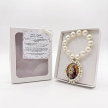 Cargar imagen en el visor de la galería, Bendición de hogar Llena de Gracia con medalla de la Virgen de la Dulce Espera bordada en perlas y caja de regalo.