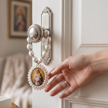 Cargar imagen en el visor de la galería, Bendición de hogar Llena de Gracia con medalla de la Virgen de la Dulce Espera bordada en perlas para puerta