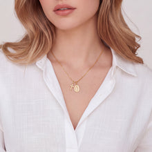 Cargar imagen en el visor de la galería, Cadena Llena de Gracia chapada en oro 18k con dije de la Virgen de Guadalupe y cruz pequeña sobre modelo
