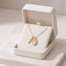 Cargar imagen en el visor de la galería, Cadena Llena de Gracia con dije de Virgen de Guadalupe y cruz en oro 18k presentada en estuche elegante